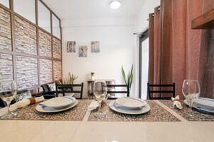 Single / Catalana | Private kitchenette | Full-size fridge, microwave, stovetop, coffee/tea maker