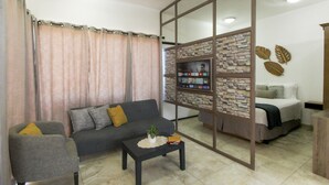 A modern living room with a sofa, a coffee table, and a TV. - Loreto host (Loreto)