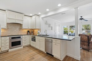 Kjøleskap, mikrobølgeovn, ovn og kokeplater