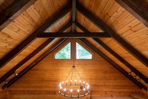 Interior - The Hemlock Bear - Creekside + Hot Tub + Firepit (Cherry Log)