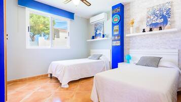 4 slaapkamers, een strijkplank/strijkijzer, reisbedje, gratis wifi