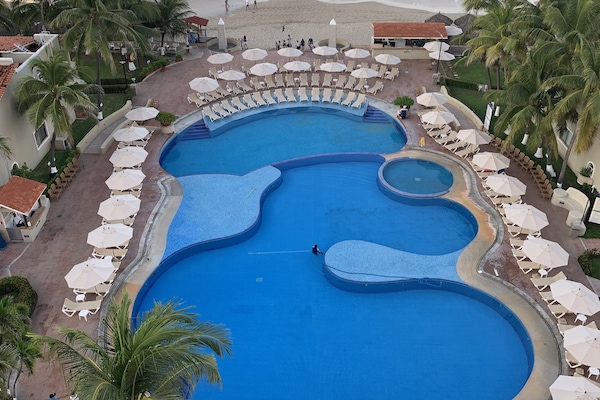 2 piscinas al aire libre (de 08:00 a 20:00), sombrillas