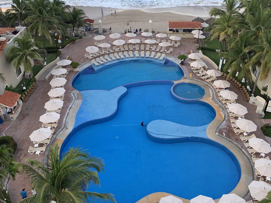 2 piscinas al aire libre, sombrillas