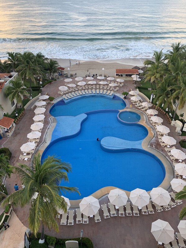 2 utendørsbassenger og bassengparasoller