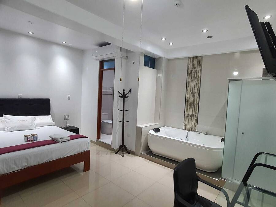 Suite estudio exclusiva | Ropa de cama de alta calidad y edredones de plumas