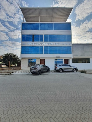 Front of property - Hotel Golden Sky (Pariñas)