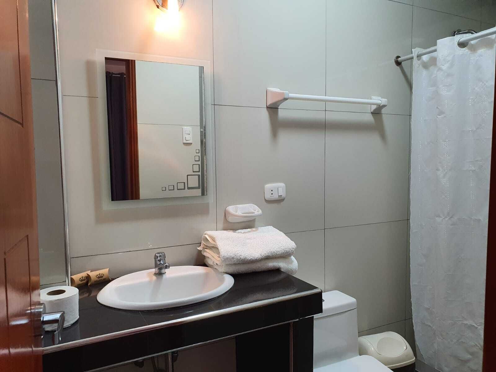 Een bubbelbad, een hydromassagedouche, designer toiletartikelen