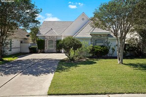 Property grounds - Coastal Escape + 20min DT + Beach + Pets OK + 5BR (Corpus Christi)