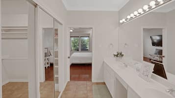 5 soverom, safe på rommet, skrivebord og strykejern/-brett