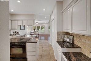 Réfrigérateur, four à micro-ondes, un four, surface de cuisson