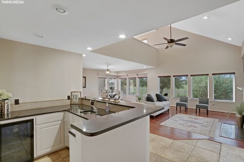 Coastal Escape + 20min DT + Beach + Pets OK + 5BR
