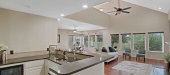 Coastal Escape + 20min DT + Beach + Pets OK + 5BR