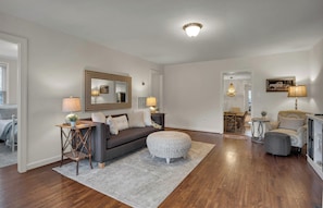 TV connectée, cheminée, chaîne hi-fi