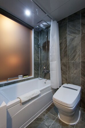 Een haardroger, pantoffels, een bidet, handdoeken