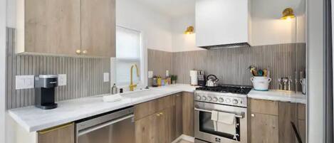 Réfrigérateur, four à micro-ondes, un four, surface de cuisson