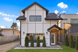 Exterior - Chic Parkside Escape • 2BR • A/C • Free Parking (Seattle)