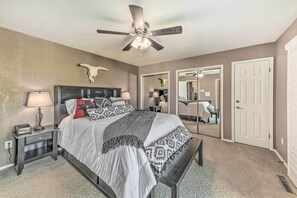 3 bedrooms, desk, iron/ironing board, travel cot - 'Villa Con Vista' w/ Putting Green & Hot Tub! (Ruidoso)