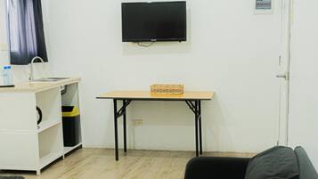Habitación Premium | Área de sala de estar | Televisión LCD de 32 pulgadas con canales por cable y televisión