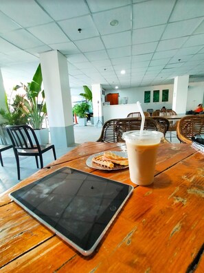 Télévision LCD de 32 pouces avec chaînes par câble, télévision