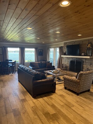 Televisor intel·ligent, llar de foc i llibres