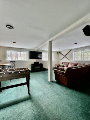 Älytelevisio, takka, DVD-soitin, pöytäjalkapallopöytä