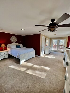 4 makuuhuonetta, työpöytä, silitysrauta/-lauta, vauvan matkasänky