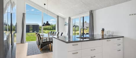 Een koelkast, een vaatwasser, een koffiezetapparaat/waterkoker