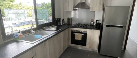 Een koelkast, een microgolfoven, een oven, een kookplaat