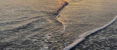 Playa privada en los alrededores, arena negra