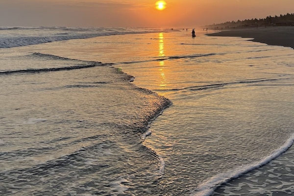 Playa privada en los alrededores y playa de arena negra