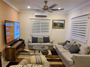 Smart TV, chimenea, videojuegos y tenis de mesa 