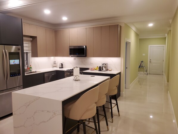 Geladeira, micro-ondas, fogão, cooktop