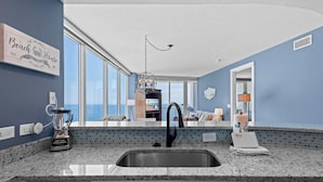 Una cocina moderna con un ventanal grande, una licuadora y un filtro de agua Terra.