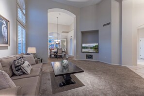 Smart TV, caminetto, tavolo da calcetto