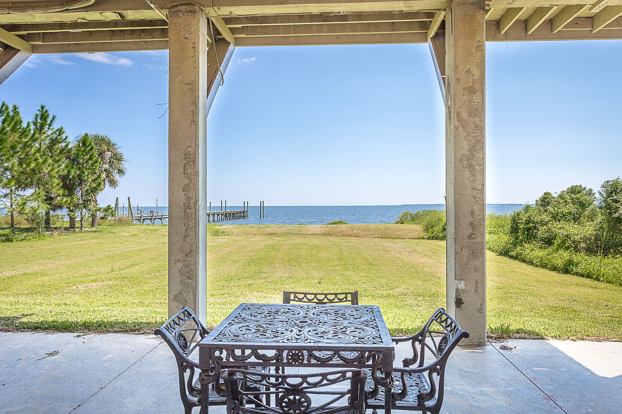 New Listing! Driftwood Cottage 2br\/2ba waterfront home, Carrabelle, FL