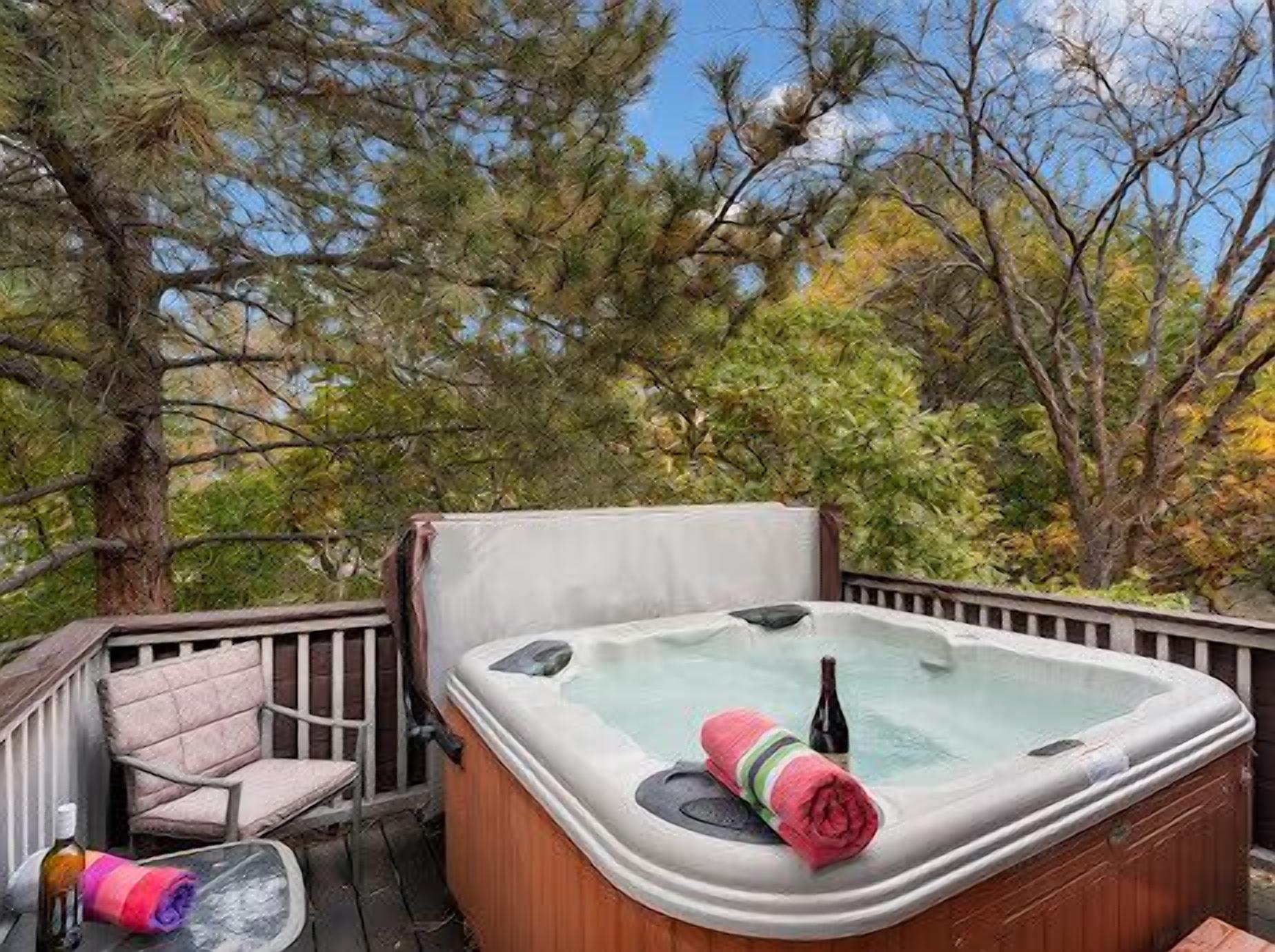 Celebrate Utah! Cheerful & Cozy Canyon Racquet Condo w/hot tub near Canyons