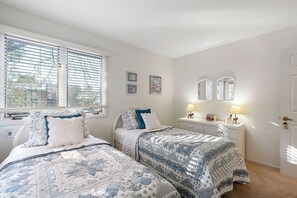 4 habitaciones, escritorio y tabla de planchar con plancha