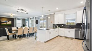 Køleskab, mikrobølgeovn, ovn, kogeplade