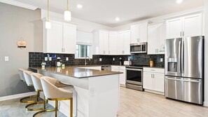 Køleskab, mikrobølgeovn, ovn, kogeplade