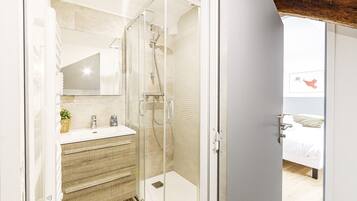 Een douche, een haardroger, handdoeken