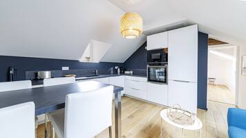 Een koelkast, een microgolfoven, een oven