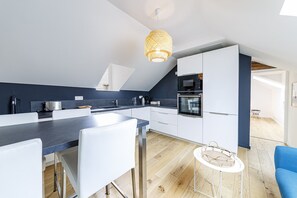 Réfrigérateur, micro-ondes, four, cafetiÚre/bouilloire