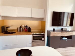 Fridge, cookware/dishes/utensils - 2 Bedrooms Cannes Center-LEC2 (CANNES)