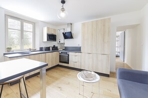 Kjøleskap, mikrobølgeovn, ovn og kaffetrakter/tekoker