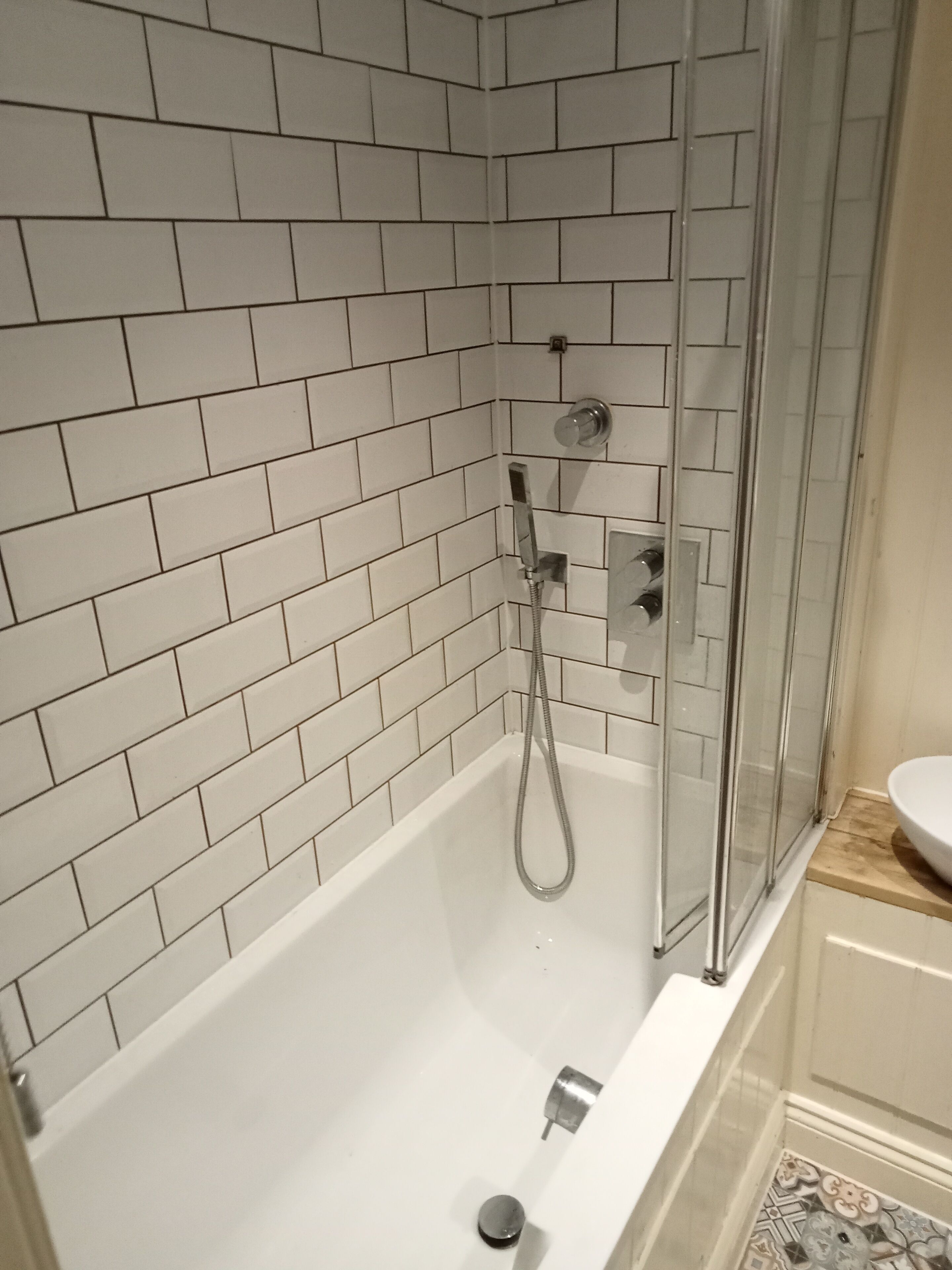Combined shower/tub