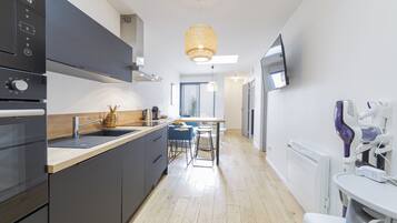 Een koelkast, een microgolfoven, een oven, een vaatwasser