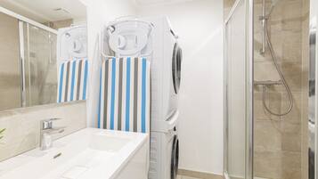 Een douche, een haardroger, handdoeken