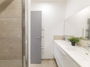 Dusj, hårføner og håndklær