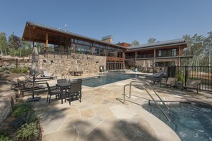 Et oppvarmet basseng