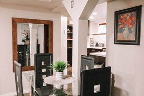 Dining - Warm & Cozy 2BR in Wallingford | Skyline Peek (Seattle)